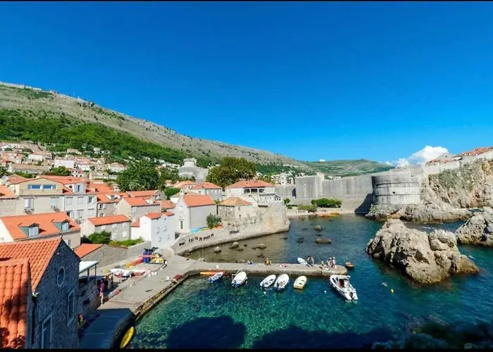 Blue Next To The Ντουμπρόβνικ